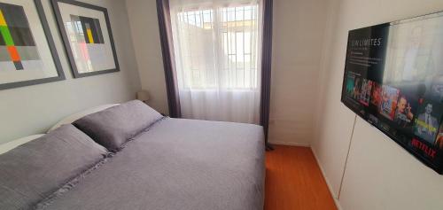 a small bedroom with a bed and a window at Casa Descanso Serena in La Serena
