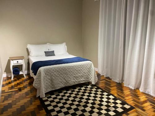 Un pat sau paturi într-o cameră la Casa da Vila - 2 Quartos prox beira Mar