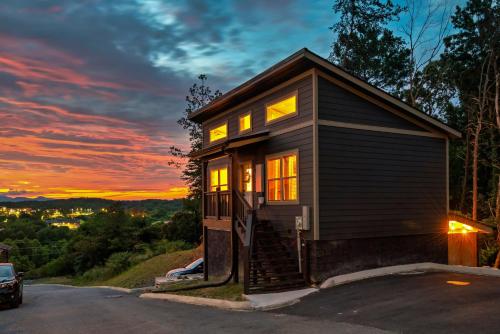 Family or couple retreat next to Downtown, Dollywood & Smoky Mountains! photo 10