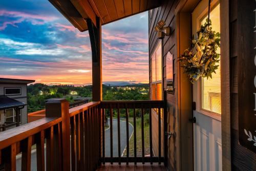 Family or couple retreat next to Downtown, Dollywood & Smoky Mountains! photo 8