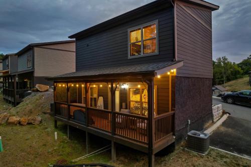 Family or couple retreat next to Downtown, Dollywood & Smoky Mountains! photo 45