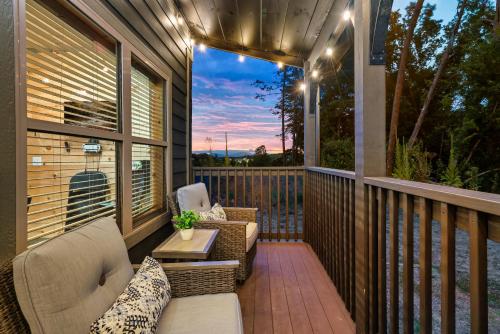 Family or couple retreat next to Downtown, Dollywood & Smoky Mountains! photo 16