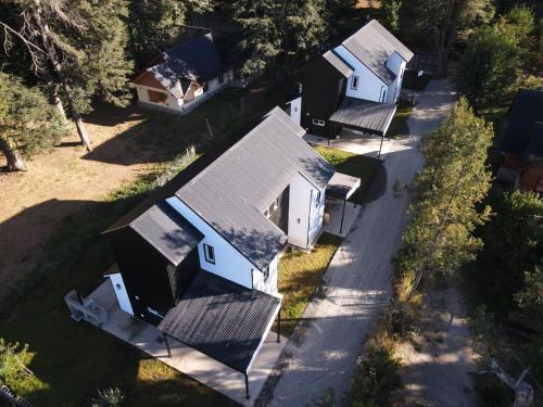 an overhead view of a row of cottages at Epu Way in Villa La Angostura