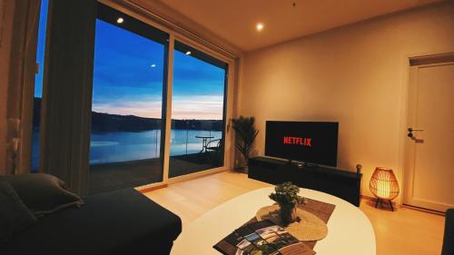 Televisyen dan/atau pusat hiburan di MJOS TOWER Suite - Lovely lake view