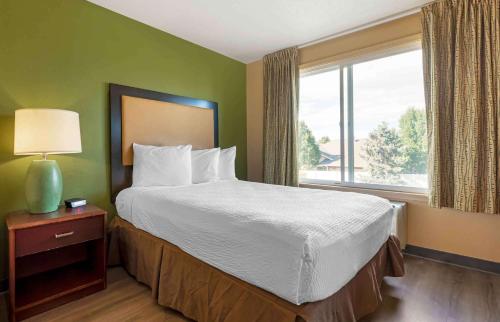 a bedroom with a large bed with a window at Extended Stay America Select Suites - Baltimore - BWI Airport - International Dr in Linthicum Heights