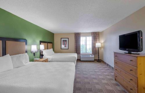Postel nebo postele na pokoji v ubytování Extended Stay America Suites - Newark - Woodbridge