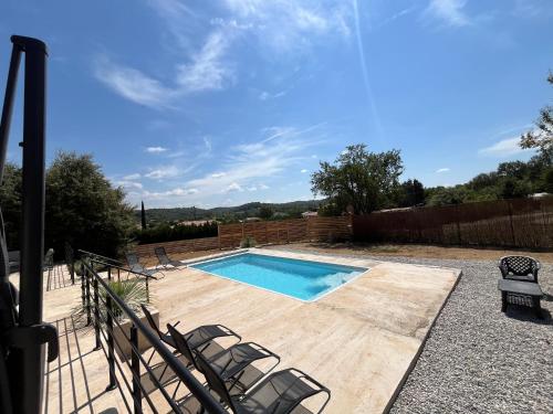- une petite piscine entourée de chaises dans l'établissement vacances Provence, à La Verdière