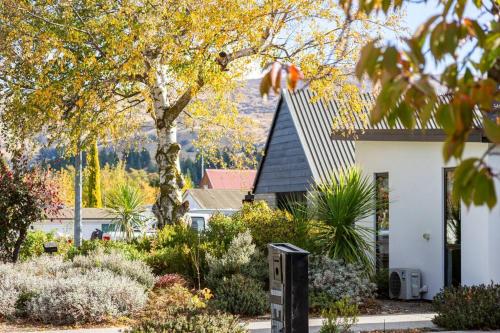 a house with a garden in front of it at Cosy Coudret flat in Cromwell