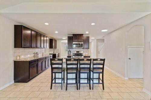 Dapur atau dapur kecil di 5 Bedroom Luxurious Retreat in Schertz, San Antonio