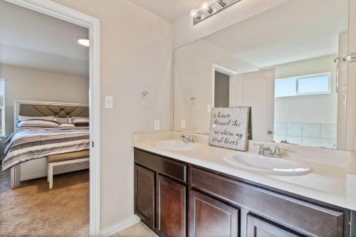 Katil atau katil-katil dalam bilik di 5 Bedroom Luxurious Retreat in Schertz, San Antonio