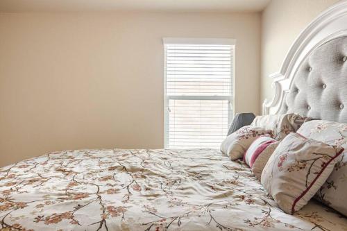Katil atau katil-katil dalam bilik di 5 Bedroom Luxurious Retreat in Schertz, San Antonio