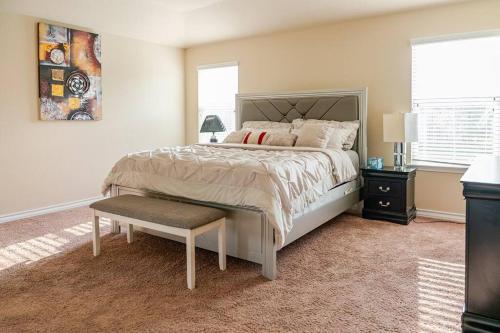 Katil atau katil-katil dalam bilik di 5 Bedroom Luxurious Retreat in Schertz, San Antonio