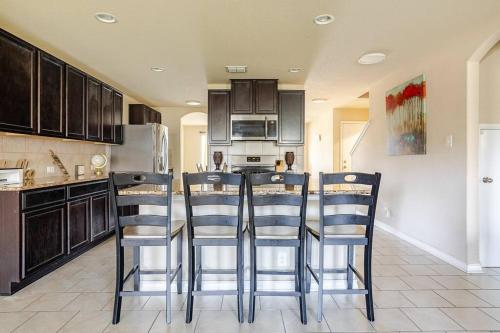 Dapur atau dapur kecil di 5 Bedroom Luxurious Retreat in Schertz, San Antonio