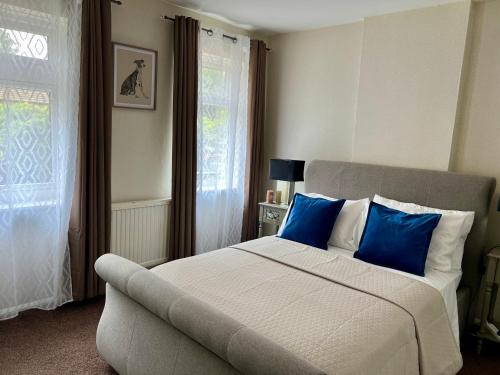 Postel nebo postele na pokoji v ubytování Suspire house Sleeps7-Garden-Bbq-Coastal retreat