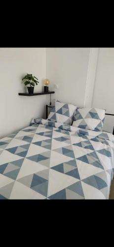 - une chambre avec un lit bleu et blanc et des oreillers dans l'établissement Appartement Cap d'Agde, au Cap d'Agde