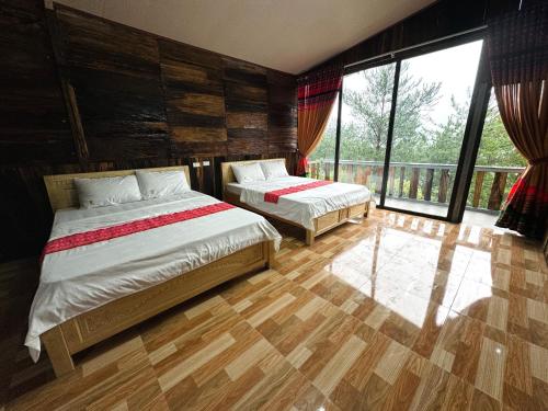 Ένα ή περισσότερα κρεβάτια σε δωμάτιο στο H'mong Village Mù Cang Chải
