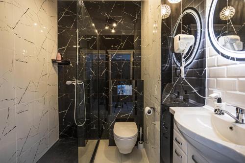 Koupelna v ubytování Deluxe Apartment