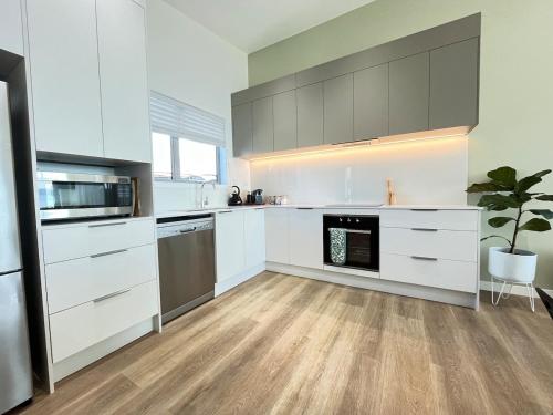 Dapur atau dapur kecil di Jandals & Joy Lakefront Retreat