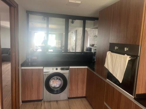 a laundry room with a washing machine in a room at Bahia Smir in Restinga Smir