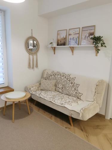 una sala de estar con un sofá y una mesa en Sweet home 2, en Cahul
