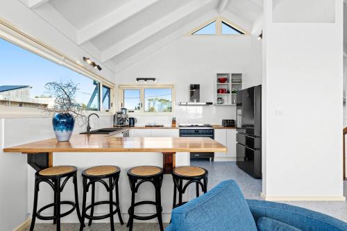 Η κουζίνα ή μικρή κουζίνα στο Dollini Views - Unit 2 - 14 Jocelyn St, Dalmeny