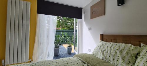 Ένα ή περισσότερα κρεβάτια σε δωμάτιο στο Private Guest Suite in Bletchley, Milton Keynes