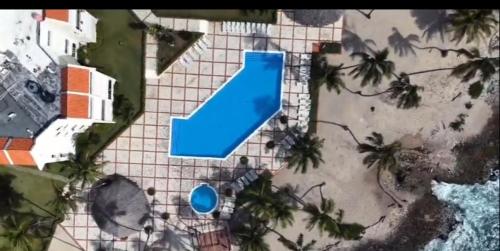an overhead view of a blue pool on a beach at Apartamento l Vista al Mar Albatros BY JU Juan Dolio in Juan Dolio