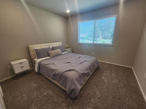 Postel nebo postele na pokoji v ubytování Spacious Retreat 5 Min from Lake Conroe