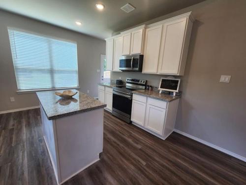 Kuchyň nebo kuchyňský kout v ubytování Spacious Retreat 5 Min from Lake Conroe