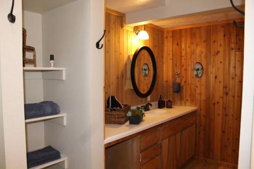 Billede fra billedgalleriet på 3 bedrooms house in tranquil Bass Lake with AC WiFi Enjoy relaxation i Bass Lake