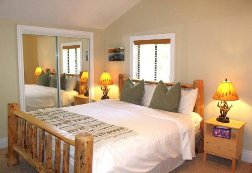 En eller flere senge i et værelse på 3 bedrooms house in tranquil Bass Lake with AC WiFi Enjoy relaxation