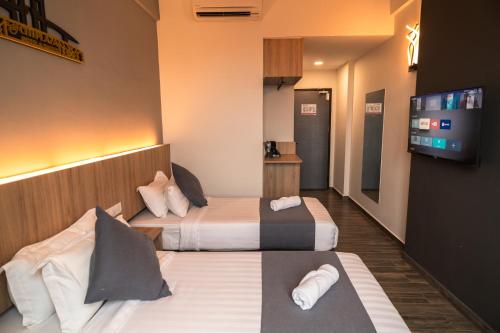 Ένα ή περισσότερα κρεβάτια σε δωμάτιο στο DJ Citi Plaza Hotel & Suites