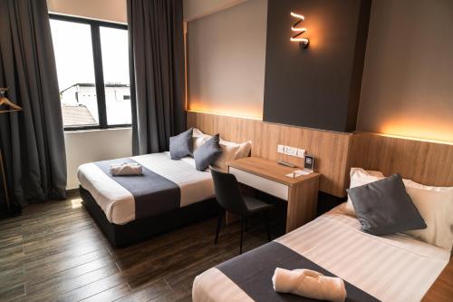 Ένα ή περισσότερα κρεβάτια σε δωμάτιο στο DJ Citi Plaza Hotel & Suites