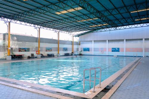 Bazén v ubytování Kartika Sriwijaya Hotel nebo v jeho okolí