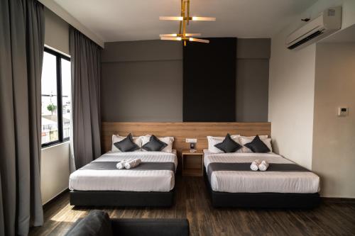 Ένα ή περισσότερα κρεβάτια σε δωμάτιο στο DJ Citi Plaza Hotel & Suites