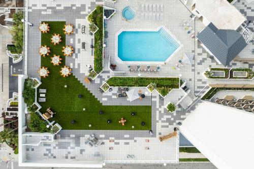an overhead view of a garden with a swimming pool at Miami Marriott Biscayne Bay in Miami