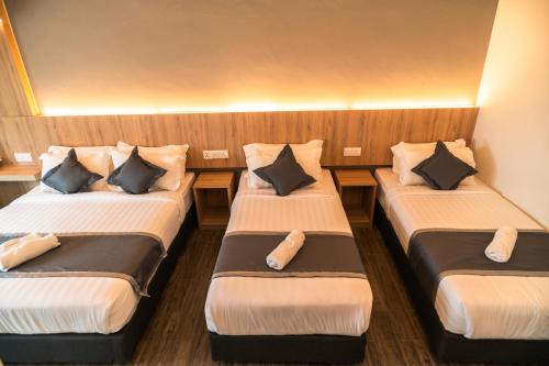 Ένα ή περισσότερα κρεβάτια σε δωμάτιο στο DJ Citi Plaza Hotel & Suites