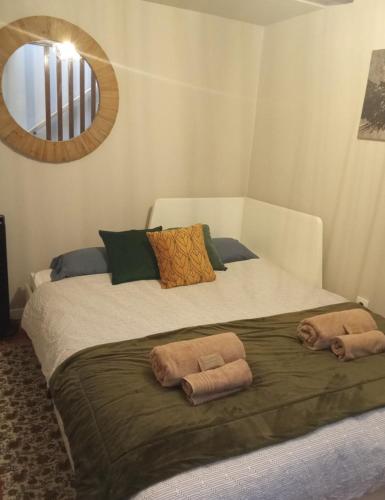 a large bed with two towels on top of it at Casa Monte Queimado in Horta
