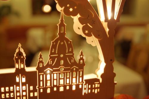 a lit lamp with a building on it at Romantik Hotel Zum Lindengarten in Kurort Jonsdorf