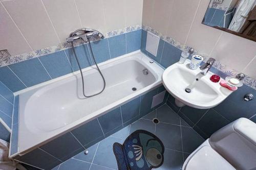 ein Badezimmer mit Toilette, Badewanne und Waschbecken in der Unterkunft Beautiful and quiet family villa in Kableshkovo