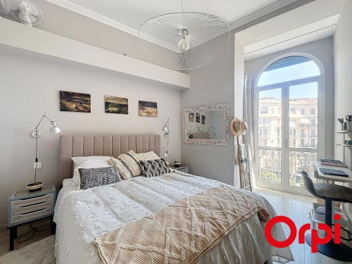 une chambre avec un lit et une grande fenêtre dans l'établissement Appartement 2 pièces climatisé au centre de Menton - FR-1-647-40, à Menton