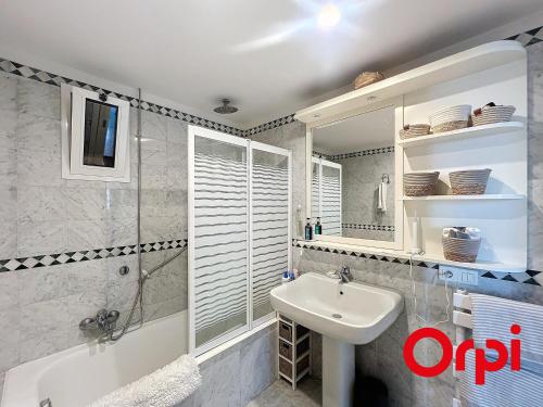 une salle de bain avec un lavabo, une douche et une baignoire dans l'établissement Appartement 2 pièces climatisé au centre de Menton - FR-1-647-40, à Menton