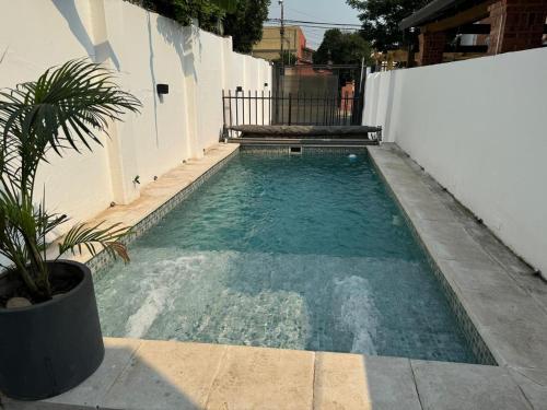 a small swimming pool in the side of a building at Casa Privada con Piscina y Parking Gratis en Asunción in Asunción