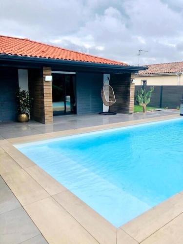 une grande piscine bleue devant une maison dans l'établissement appartement T2, à Bordeaux