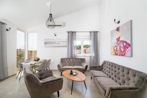 Gallery image of J&J apartment NEW MODERN ELEGANT With Balcony and Loggia - Free private parking Fast Wi-Fi and 3 AIR conditioners in Pula