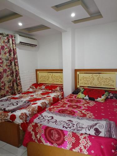 deux lits côte à côte dans une pièce dans l'établissement The best deserve the best, à Alexandrie