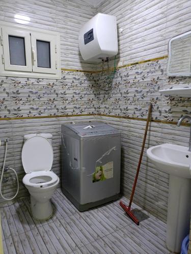 une salle de bain avec toilettes et lavabo dans l'établissement The best deserve the best, à Alexandrie