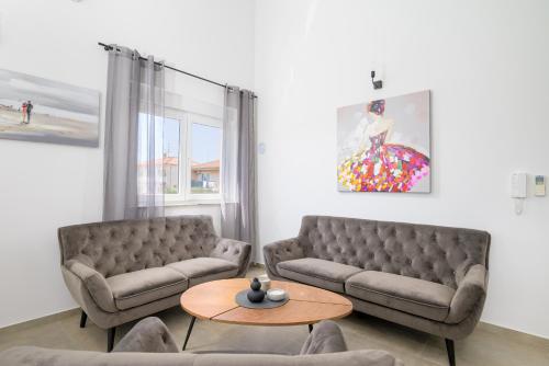 J&J apartment NEW MODERN ELEGANT With Balcony and Loggia - Free Private Parking - Fast Wi-Fi and 3 AIR conditioners