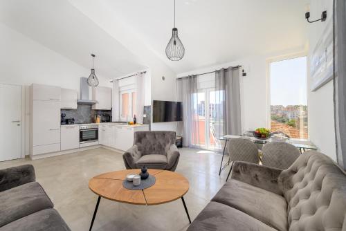 J&J apartment NEW MODERN ELEGANT With Balcony and Loggia - Free Private Parking - Fast Wi-Fi and 3 AIR conditioners