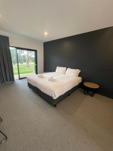 Postel nebo postele na pokoji v ubytování Harden Country Club Motel